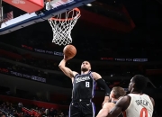 ac米兰体育官网-马刺大胜开拓者，盖伊三分球绝杀