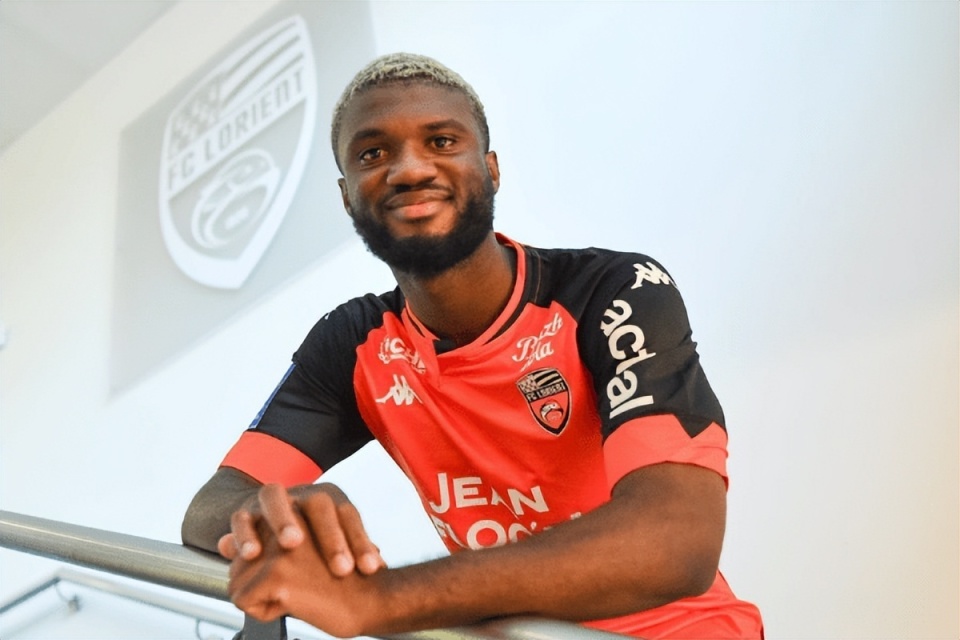 里昂前锋梅开二度,成为本场胜利最大功臣 里昂前锋梅开二度,成为本场胜利最大功臣