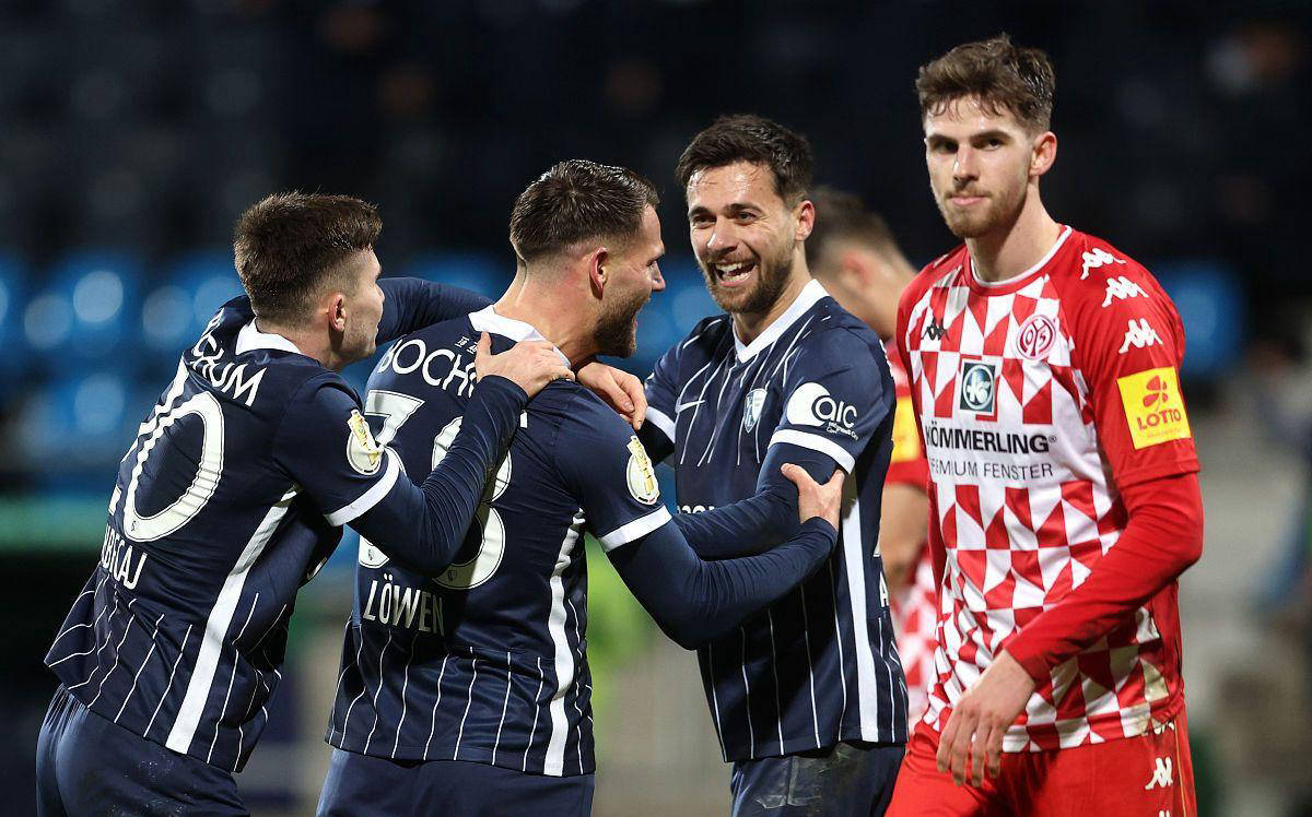 美因茨球队胜负难分拼战逾时 美因茨球队胜负难分拼战逾时