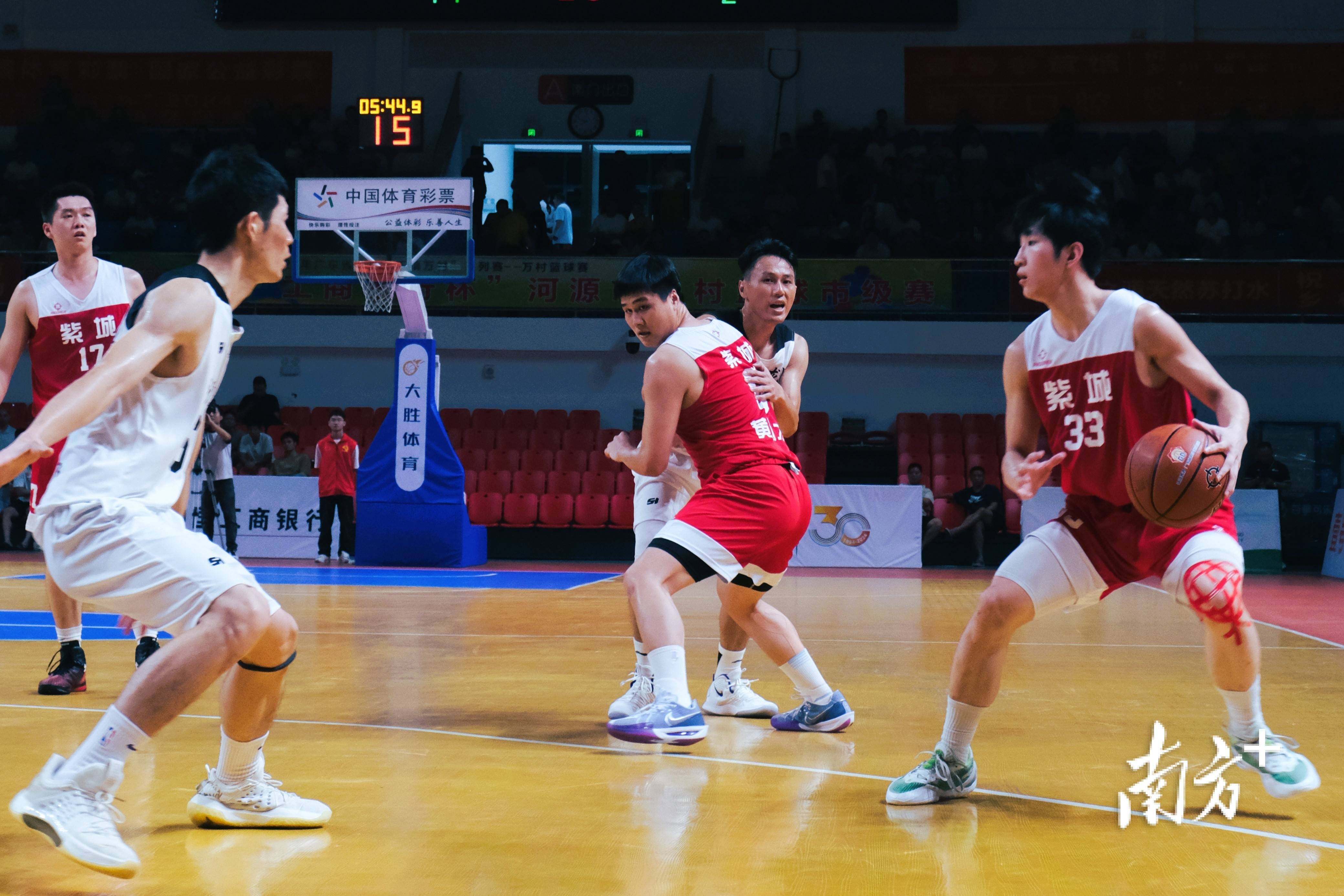 看点十足的篮球比赛场上精彩抢眼! 看点十足的篮球比赛场上精彩抢眼!