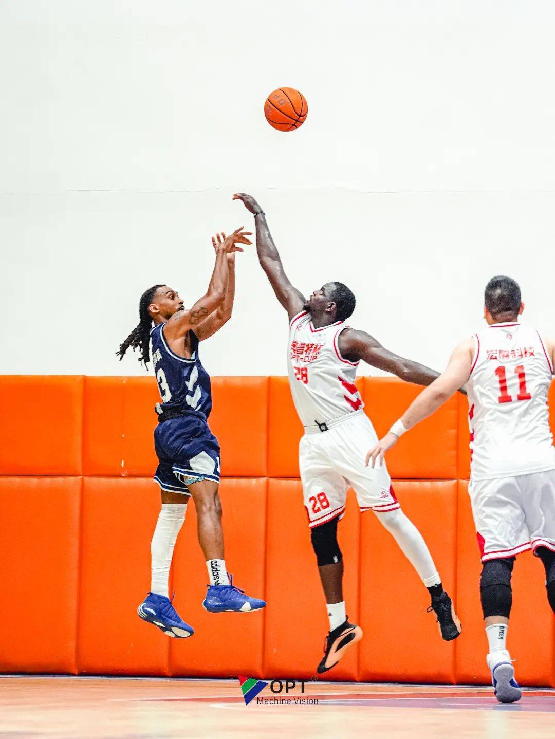 看点十足的篮球比赛场上精彩抢眼! 看点十足的篮球比赛场上精彩抢眼!