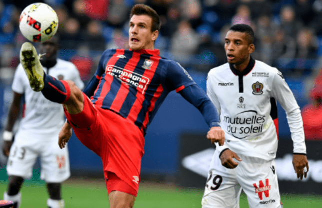 卡昂主场负于里尔,难掩失落 卡昂主场负于里尔,难掩失落