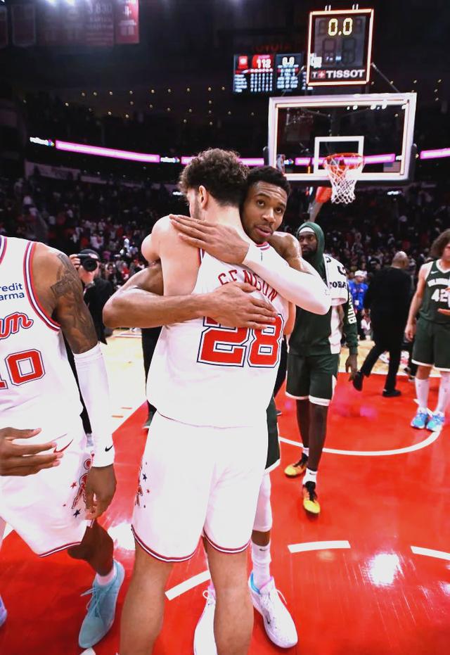 包含雄鹿力克魔术，安特托昆博继续发威！的词条