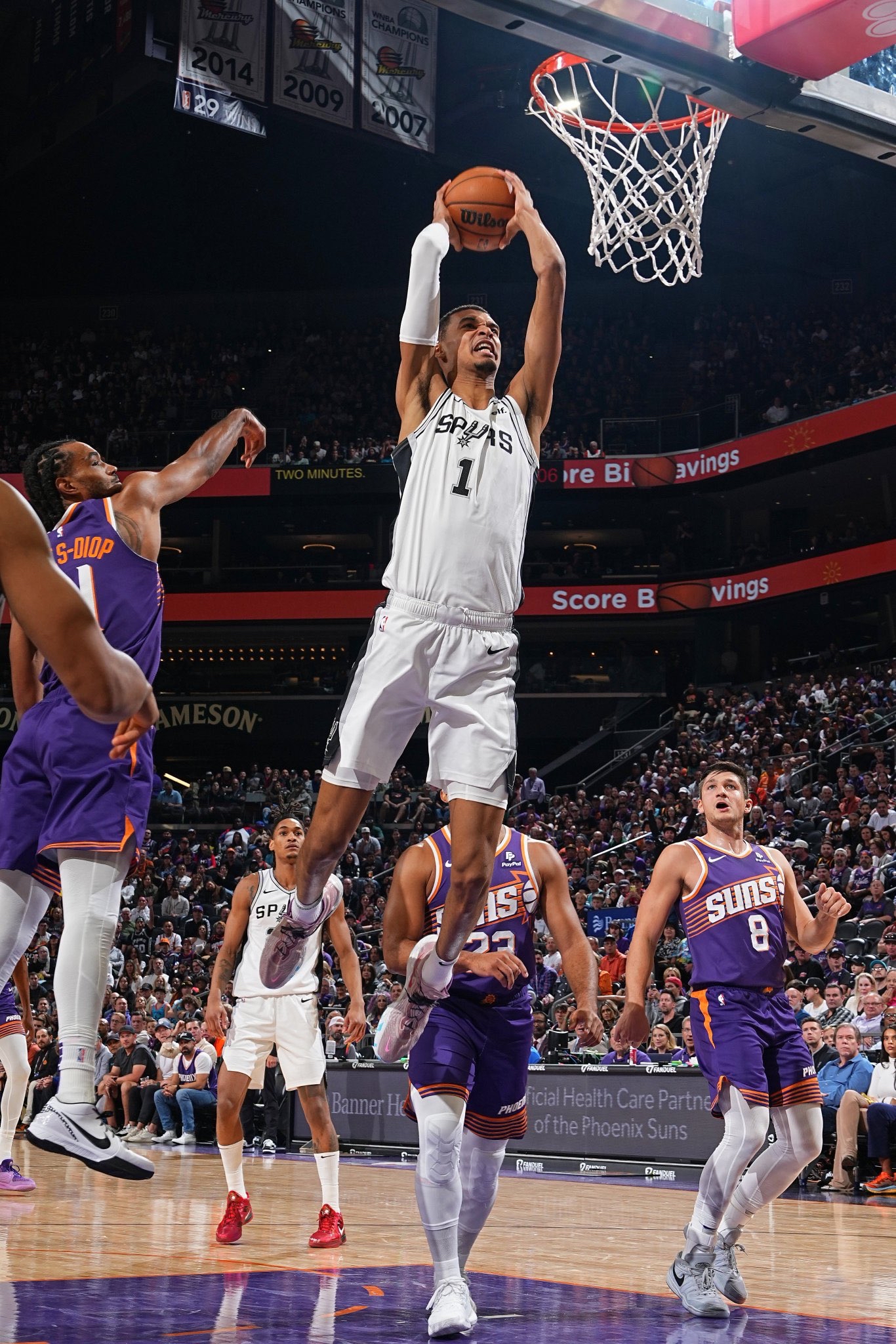 火箭取胜马刺，约翰逊贝斯利24分领战