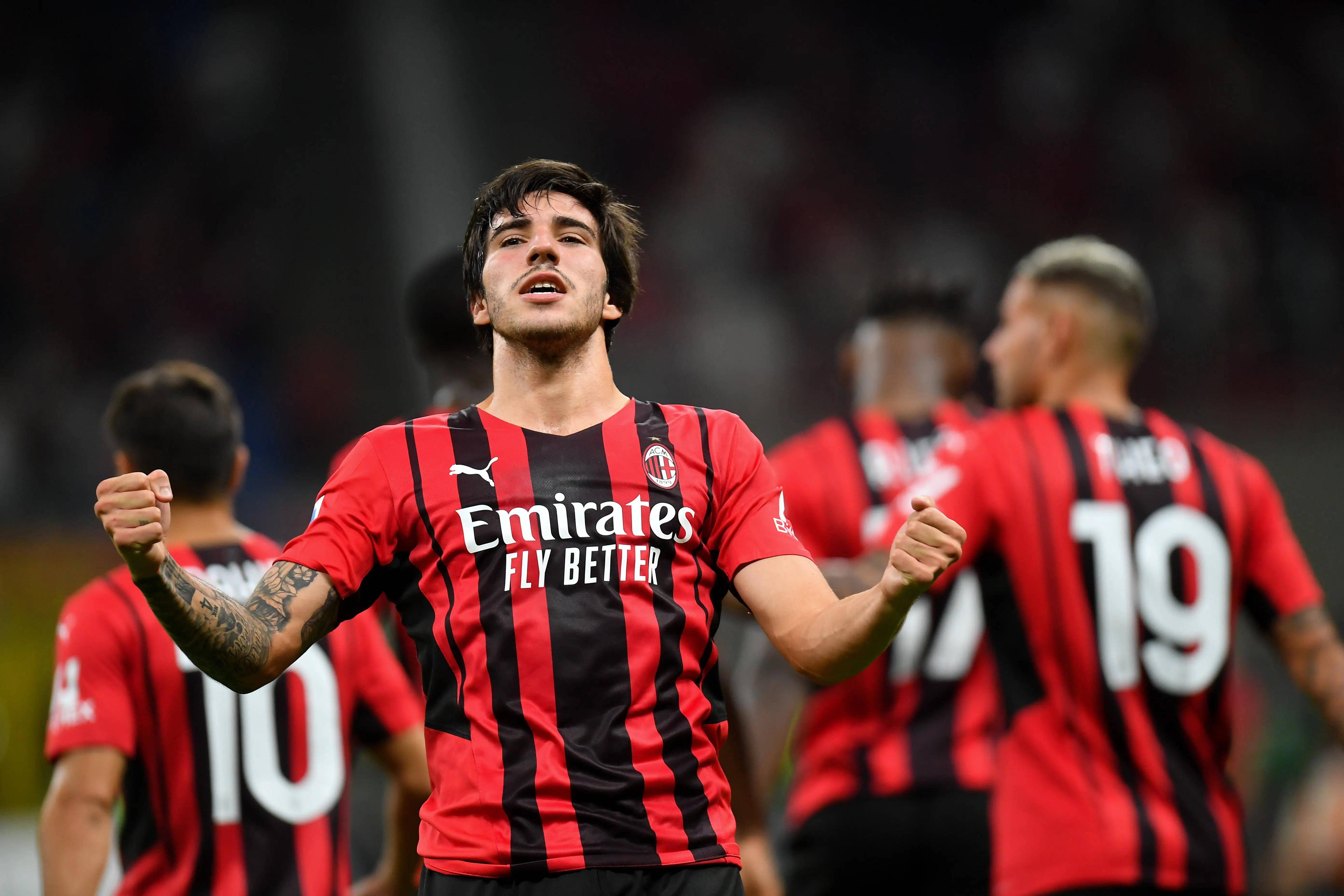 关于AC米兰新赛季引援成果显著，战绩不断提升的信息